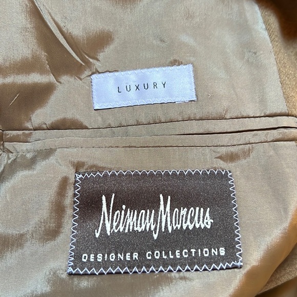 Neiman Marcus Luxury Armani Collezioni 100% Cashmere Oversized Blazer in Camel - Picture 2 of 14